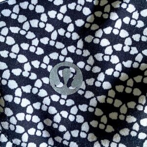 LULULEMON SHORTS black and white pattern
